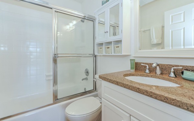 Guest Bath with Tub/Shower