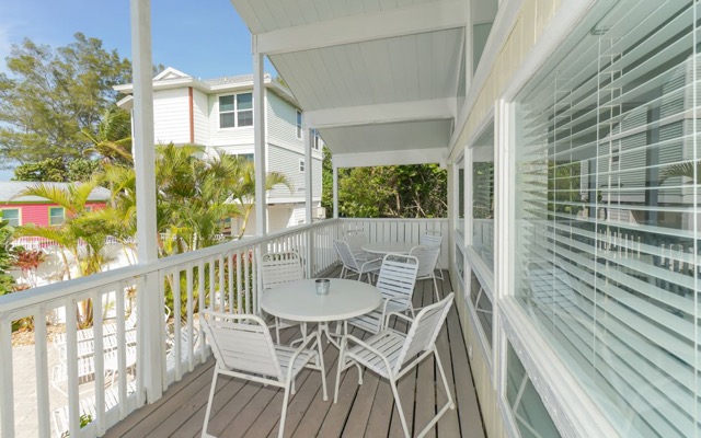 Outdoor Dining Overlooking the Pool and Beach