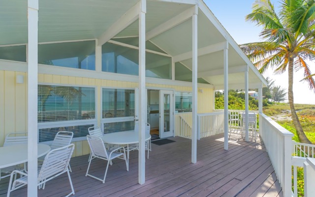 Outdoor Dining Overlooking the Pool and Beach